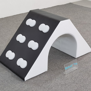 Terowongan bermain lembut balita hitam dan putih untuk merangkak dan memanjat