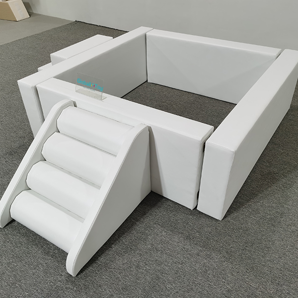 Modułowy biały basen z miękkimi piłkami ze zjeżdżalnią na rolkach wspinaczkowych i tunelem do raczkowania dla wewnętrznej strefy zabaw dla maluch&oacute;w i wynajmu imprez dla dzieci Konfiguracja placu zabaw