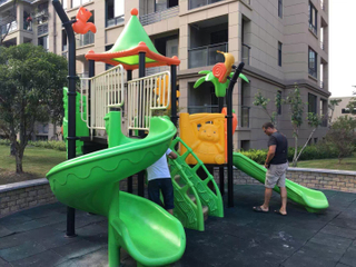 &aacute;rea de recrea&ccedil;&atilde;o residencial com escorregador em espiral para crian&ccedil;as.JPG