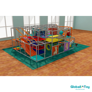 Playground interno comercial com deslize em espiral laranja e obstáculos de escalada