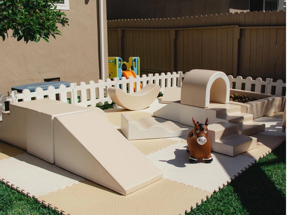 Juego suave beige para ni&ntilde;os peque&ntilde;os | Equipo de juegos al aire libre de espuma para patio trasero y guarder&iacute;a