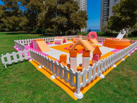 Outdoor Soft Play Speeltuin Set Kleurrijke peuterspeeltoestellen met hek en ballenbak_1055_791.jpg