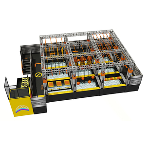 parque de obstáculos guerreiro ninja laranja e preto com poço de espuma e cordas de escalada