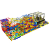 layout de playground do centro de entretenimento familiar com escorregadores e estruturas de escalada