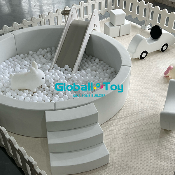 conjunto de brincadeiras infantis internas com blocos de espuma em massa