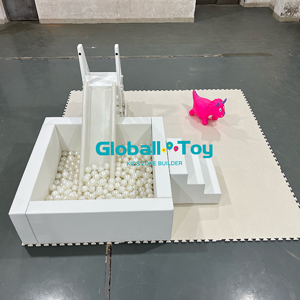 Softplay-Ballgrube und Rutsche f&uuml;r Kinder