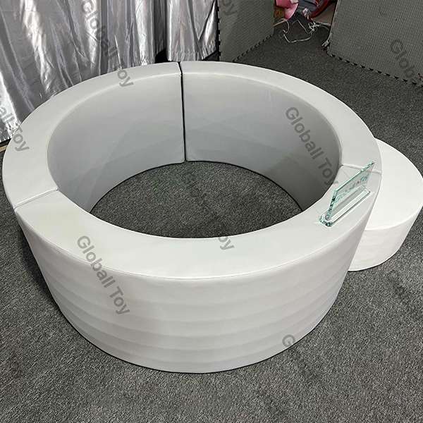 Blau-weißes, rundes, weiches Bällebad mit Stufe für den Indoor-Spielplatz für Kleinkinder und die Nutzung im Fun Center für Geburtstagsfeiern