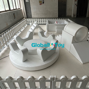 Equipamiento para fiestas infantiles. vigas de equilibrio, redes para escalar y área de juego suave