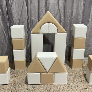 Beige zachte speelauto met stuur