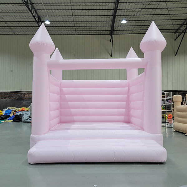 pastelowo-r&oacute;żowy-bounce-house-do-wynajmu-wydarzeń
