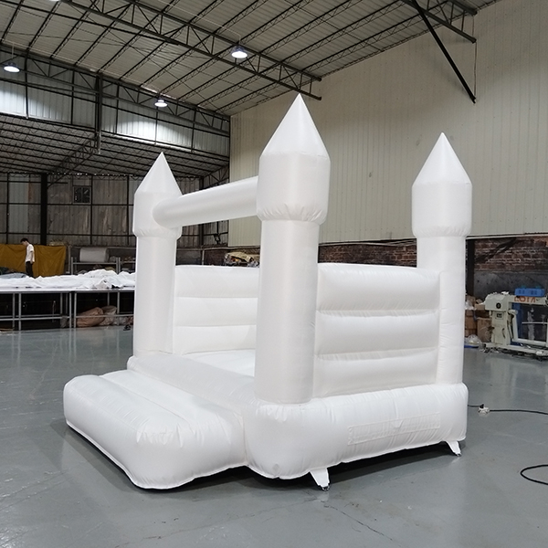 castello-gonfiabile-bianco-con-scivolo-per-gioco-al-coperto