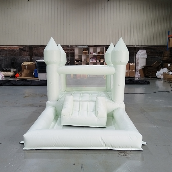distributore-all'ingrosso-castello-gonfiabile-bianco-con-scivolo
