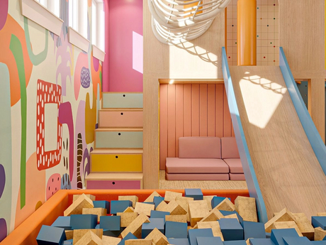 Kolorowy kryty plac zabaw ze zjeżdżalnią i piankowym sprzętem do zabawy dla dzieci firmy Globalltoy_1185_889.jpg