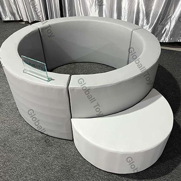 Blau-weißes, rundes, weiches Bällebad mit Stufe für den Indoor-Spielplatz für Kleinkinder und die Nutzung im Fun Center für Geburtstagsfeiern