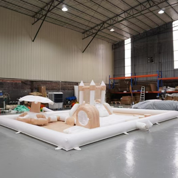 Kastil taman bermain tiup berwarna krem ​​dengan perosotan dan terowongan untuk anak-anak