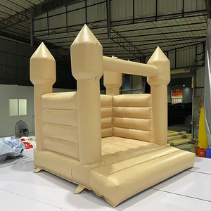 Beige opblaasbaar springkussen voor kinderfeestjes en plezier in de achtertuin