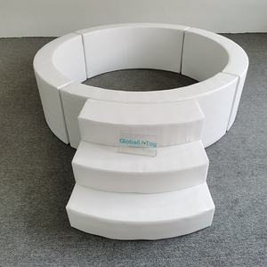 foso-de-pelotas-blancas-blancas-para-niño-pequeños