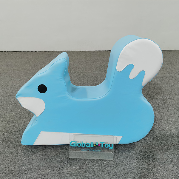 peuter-zacht-speel-eekhoorn-wip-blauw-wit