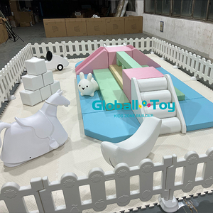 Equipo de juegos para niños con tobogán y bloques de espuma.