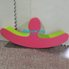 Giocattolo a dondolo rosa e verde per i più piccoli