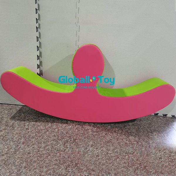 Giocattolo a dondolo rosa e verde per i più piccoli