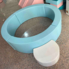 Piscina per palline da gioco morbida rotonda blu e bianca con gradino per parco giochi al coperto per bambini e centro divertimento per feste di compleanno