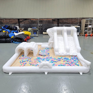 Kastil goyang tiup putih dengan perosotan kembar dan kolam bola