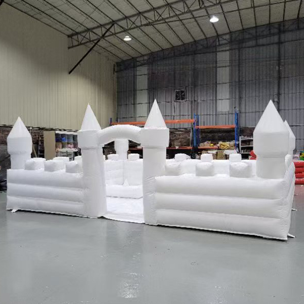 Weißes aufblasbares Schloss mit Maschennetz und Hüpfbereich für Kinder