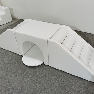 Piscina modulare bianca con palline da gioco morbide con scivolo a rulli da arrampicata e tunnel per gattonare per zona giochi interna per bambini e installazione di parco giochi per feste per bambini