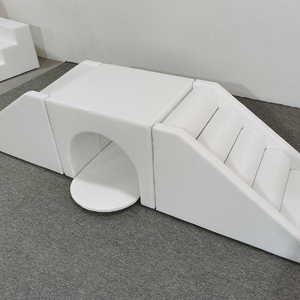 Modułowy biały basen z miękkimi piłkami ze zjeżdżalnią na rolkach wspinaczkowych i tunelem do raczkowania dla wewnętrznej strefy zabaw dla maluch&oacute;w i wynajmu imprez dla dzieci Konfiguracja placu zabaw