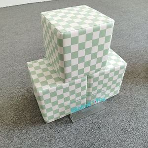 miękka-kostka-zabawowa-dla-dzieci w zieloną kratkę