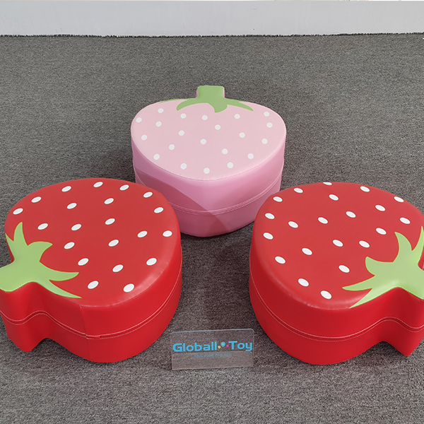 roze aardbei zacht speelkussen zitje
