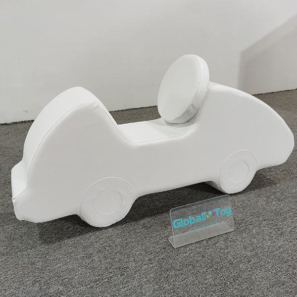 witte-zachte-speelauto-voor-peuter-speelhoek