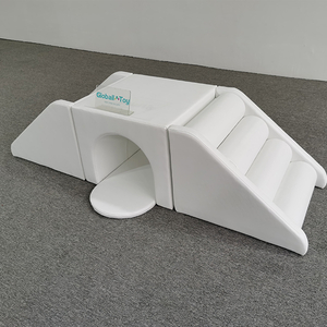 Túnel de juegos blando blanco con escalones para niños pequeños