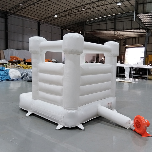 Weiße aufblasbare Babywippe zum Thema Hochzeit