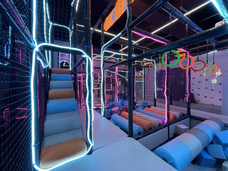 Plazo interior futurista con carrera de obstáculos y equipos de juego suave de neón_1073_804.jpg