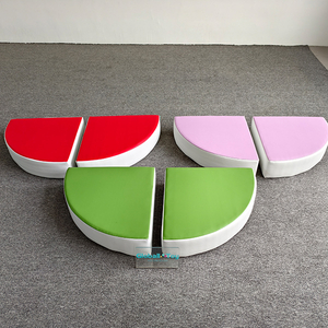 Coloridos bloques blandos semicirculares en rojo, verde y rosa para que jueguen los ni&ntilde;os