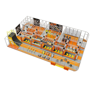 parque de pista de obstáculos guerreiro ninja roxo laranja com redes de escalada, vigas de equilíbrio e parede deformada