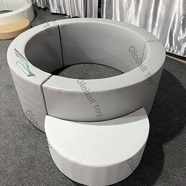 Blau-weißes, rundes, weiches Bällebad mit Stufe für den Indoor-Spielplatz für Kleinkinder und die Nutzung im Fun Center für Geburtstagsfeiern