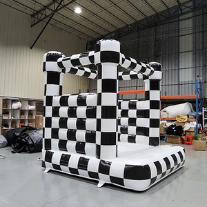 Kastil bouncing tiup kotak-kotak hitam dan putih untuk pesta anak-anak