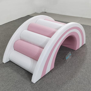 Lengkungan lembut pemanjat pelangi berwarna merah muda dan putih untuk permainan balita