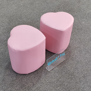 Sudut pandang kursi bermain lembut berwarna merah muda berbentuk hati 