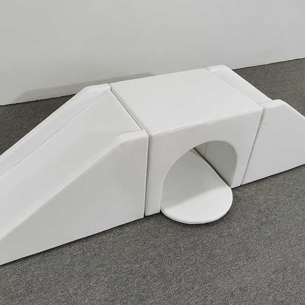 Modułowy biały basen z miękkimi piłkami ze zjeżdżalnią na rolkach wspinaczkowych i tunelem do raczkowania dla wewnętrznej strefy zabaw dla maluch&oacute;w i wynajmu imprez dla dzieci Konfiguracja placu zabaw