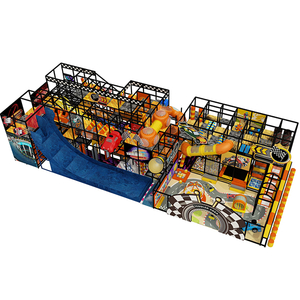 Playground interno com tema de corrida, túneis de slides e decorações de carros para crianças