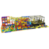 farbenfroher Indoor-Spielplatz mit Rutschen, Tunneln und Ninja-Parcours für Kinder