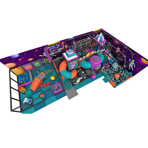 Design dell'area giochi interna ispirata alla galassia con tunnel e zone di arrampicata