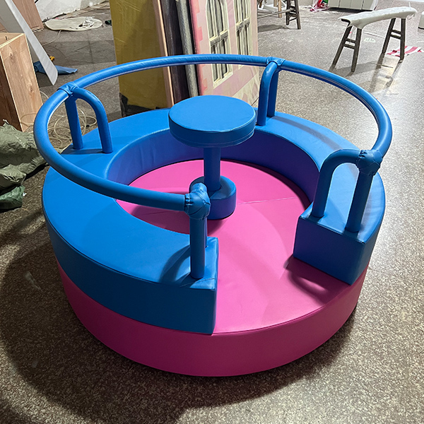 Zachte binnenspeeluitrusting voor ronddraaiende carrousel voor kinderen
