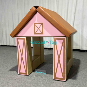 Design per la casa dei bambini morbidi con tetto marrone e pareti rosa