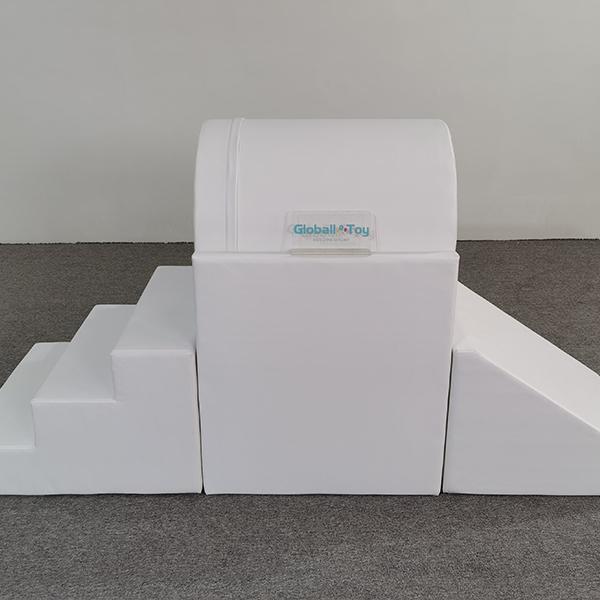 Seitenansicht des Softtunnel-Kletter- und Rutschsets f&uuml;r Kinder