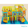 kommerzieller Indoor-Spielplatz mit Spiralr&ouml;hrenrutsche und Kletterhindernissen